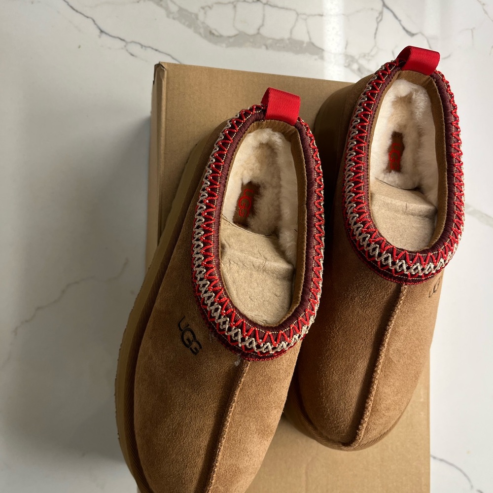 UGG Tazz II Chestnut, Slip-Ons with Red Accents. BRAND NEW. NEVER WORN - Picture 3 of 9
